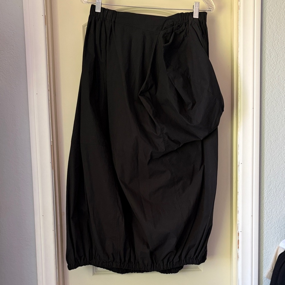 Moyuru Black A-Line Elastic Hem Midi Skirt